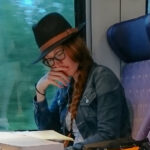 Je m'adonne à la lecture dans le train