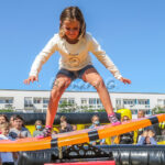 Lucie sur la planche de surf