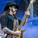 Lemmy en compagnie de sa basse