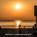 Les enfants adorent la plage le soleil se couchant