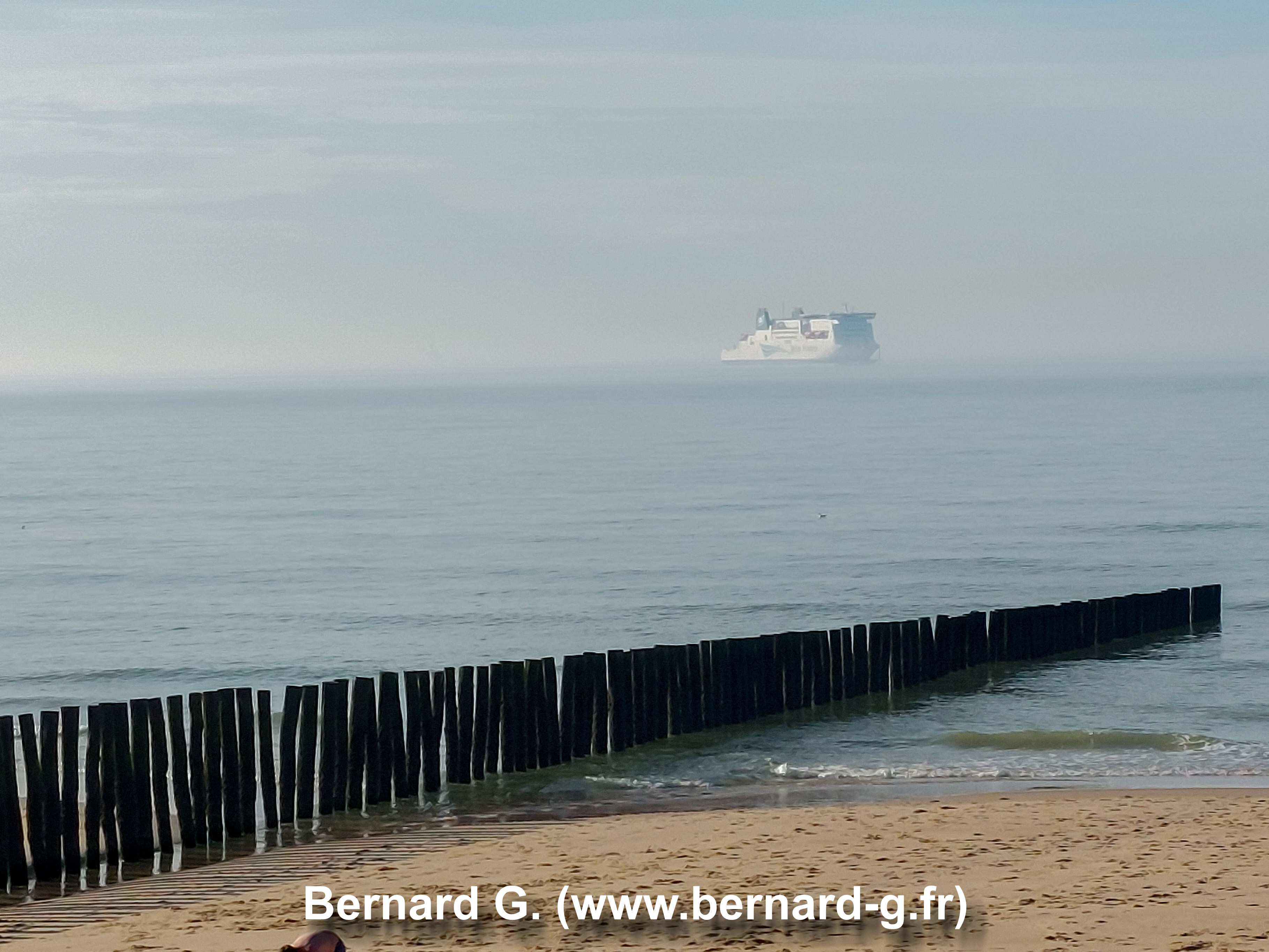 navire sortant de la brume marine